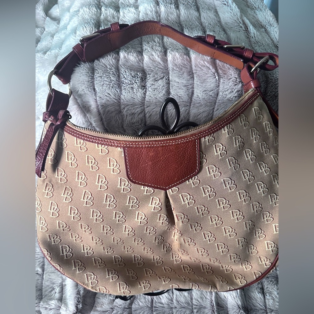Dooney & Bourke hobo bag In EUC